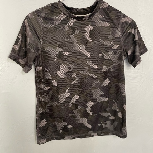 **3 for $10** Boy’s Large 10/12 All in Motion Black Camo Athletic Tee - Picture 1 of 2
